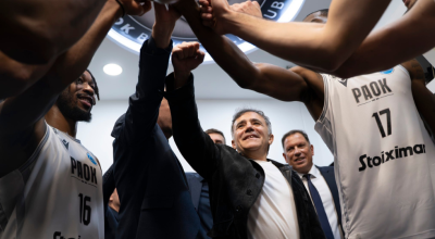 Η γροθιά του Μυστακίδη μαζί με τους παίκτες του ΠΑΟΚ