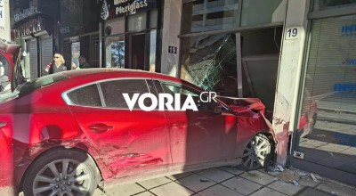Θεσσαλονίκη: ΙΧ καρφώθηκε σε είσοδο πολυκατοικίας στην Πολυτεχνείου