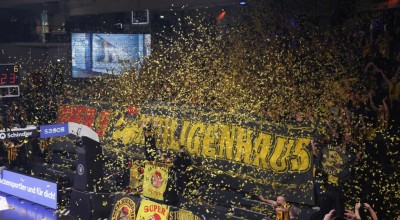 Οι φίλοι του Άρη μετέτρεψαν την έδρα του Αμβούργου σε Αλεξάνδρειο