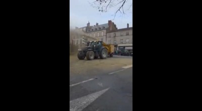 Μπλόκα αλά ελληνικά στη Γαλλία: Πέταξαν κοπριά σε κτίρια