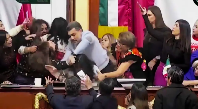 Μαλλιοτραβήχτηκαν βουλευτές κατά τη διάρκεια συνεδρίασης!