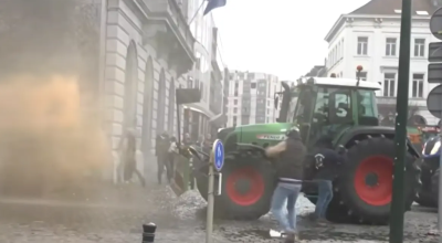 Πανδαιμόνιο στις Βρυξέλλες: Επεισόδια μεταξύ αγροτών και αστυνομίας με δακρυγόνα