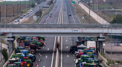 Οι αγρότες ανοίγουν,  η Αστυνομία κλείνει (ή αλλιώς όταν ποντάρεις στον κοινωνικό αυτοματισμό)