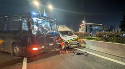 Αγροτικά μπλόκα: Ασθενοφόρο έπεσε πάνω σε κλούβα των ΜΑΤ που είχε κλείσει τον δρόμο