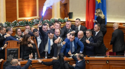 Χάος στην αλβανική Βουλή: Βουλευτές πιάστηκαν στα χέρια και άναψαν καπνογόνα!