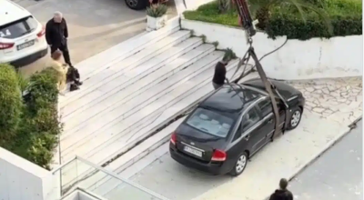 «Άχαστο» παρκάρισμα σε εμπορικό: Έκοψε δρόμο από...σκάλες