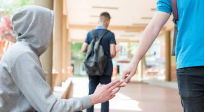 Κύκλωμα ναρκωτικών: «Θα σου γ@μ@@ τη μάνα»-Βασανιστήρια για τα απείθαρχα μέλη