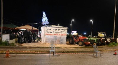 Με ψησταριές και γιορτινά δέντρα έκαναν Χριστούγεννα στα μπλόκα οι αγρότες