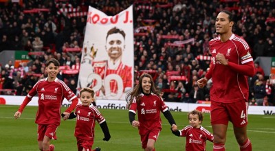 Στιγμές συγκίνησης στο Άνφιλντ: Οι γιοι του Ζότα συνόδευσαν τις μασκότ πριν το Λίβερπουλ-Γουλβς