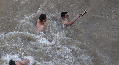 Θεοφάνεια: Βούτηξε στο λιμάνι, έπιασε τον σταυρό και...έκανε «φτερά»