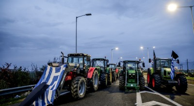 Θεσσαλονίκη-Αγρότες: Παραμένουν τα τρακτέρ στα Μάλγαρα με ανοιχτούς τους δρόμους