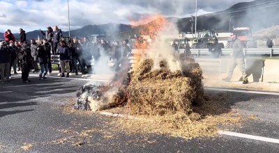 Μπλόκο Αγροτών Τέμπη: «Έβαλαν φωτιά σε άχυρα που πέταξαν στον δρόμο»