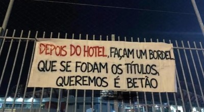 Οπαδοί Μπενφίκα: «Μετά το ξενοδοχείο, φτιάξτε και ένα πορνείο»