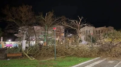 Αλεξανδρούπολη: Βίντεο σοκ από τη στιγμή που ο ανεμοστρόβιλος «χτυπάει» κατάστημα