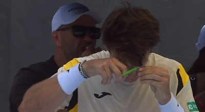 Απίστευτο! Τενίστας κόβει τα μαλλιά του την ώρα του αγώνα