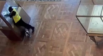 Νέο βίντεο από τη ληστεία στο Λούβρο: Σπάζουν με... γροθιές τις βιτρίνες