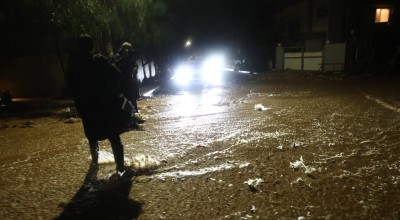 Βομβαρδισμένο τοπίο η Αττική: Κόπηκε στα δύο δρόμος στη Βάρη