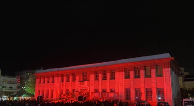 Το Δημαρχείο Καλαμαριάς φωταγωγήθηκε τιμώντας τα 100 χρόνια ιστορίας του Απόλλωνα