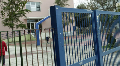 Πυρκαγιά σε αυλή σχολείου στην Ευκαρπία: Έβαλαν φωτιά σε κάδους