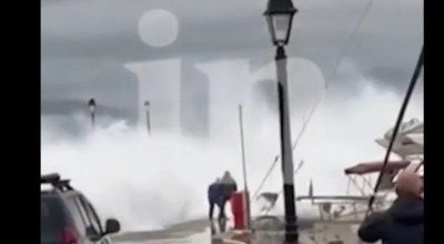 ΒΙΝΤΕΟ ΣΟΚ - Άστρος: Λιμενικός παρασύρθηκε και έχασε την ζωή του από μανιασμένα κύματα!