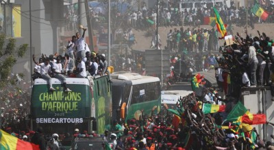 Λαϊκή αποθέωση στο Ντακάρ για τους πρωταθλητές Αφρικής-Στους δρόμους χιλιάδες Σενεγαλέζοι