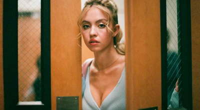 Sydney Sweeney: «Ανέβηκε» στην πινακίδα του Χόλιγουντ για να κρεμάσει σουτιέν!