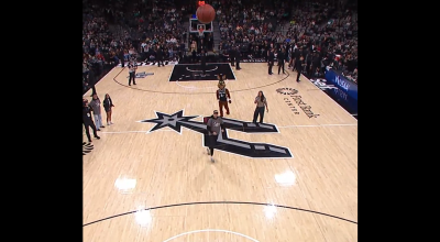 NBA: Ασύλληπτο σουτ για 10.000 από το κέντρο με το… χρονόμετρο για ταμπλό