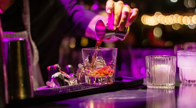 Μπαρ βάζει...«φρένο» σε πελάτες άνω των 40