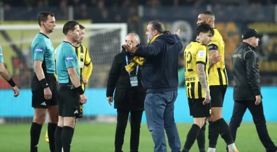 ΑΕΚ: Έντονα παράπονα Ηλιόπουλο σε Μάκελι για το πέναλτι