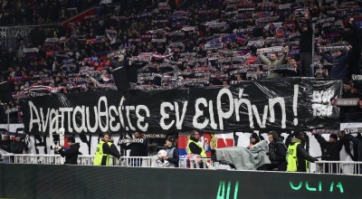 ΠΑΟΚ: Το πανό των Γάλλων στα ελληνικά και το μαύρο περιβραχιόνιο της Λυών