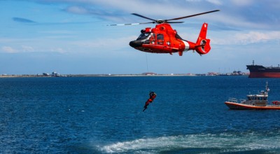 ΗΠΑ: Διάσωση που κόβει την ανάσα-Έσωσαν πλοίαρχο εν μέσω τρικυμίας (vid)
