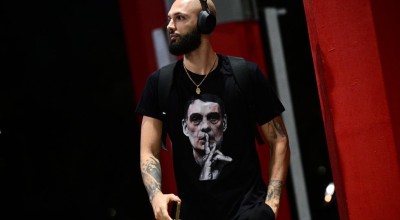 Ολυμπιακός-Βίρτους: Ο Φουρνιέ εμφανίστηκε με... μπλούζα Μπαρτζώκα στο ΣΕΦ