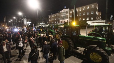 Αγρότες: «Ολονυχτία» με τα τρακτέρ στην Πλατεία Συντάγματος