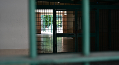 Καρατομήθηκε η διευθύντρια που έβαζε μαθητές να σκάβουν για να σβήσει απουσίες