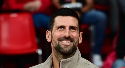 Ο Τζόκοβιτς παρακολουθεί το παιχνίδι του Ολυμπιακού με τον Ερυθρό Αστέρα στο ΣΕΦ