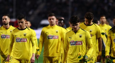 Όμορφη στιγμή στην Τούμπα: Η αποστολή της ΑΕΚ κατέθεσε λουλούδια στη Θύρα 4 για τα αετόπουλα