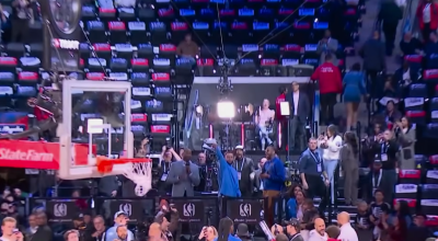 NBA: Ο «εξωγήινος» Στεφ Κάρι άφησε μικρόφωνο και το… χλάτσωσε από την κερκίδα