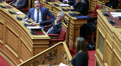 Γεωργιάδης: Μήνυσε Κωνσταντοπούλου φορώντας... κουστούμι