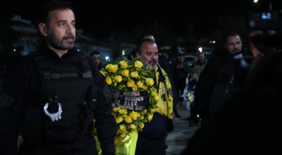 ΠΑΟΚ-ΑΕΚ: Ο Ηλιόπουλος άφησε στεφάνι στο μνημείο των αδικοχαμένων αετόπουλων