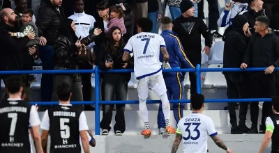 Χαμός στο Κηφισιά-ΟΦΗ: Ένταση στην κερκίδα, έτρεξε να απομακρύνει τον γιο του ο Αντόνισε