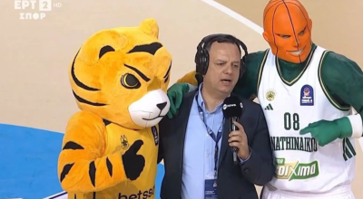 Ατάραχος Νάτου: Μετέφραζε αγκαλιά με τις μασκότ Άρη και Παναθηναϊκού