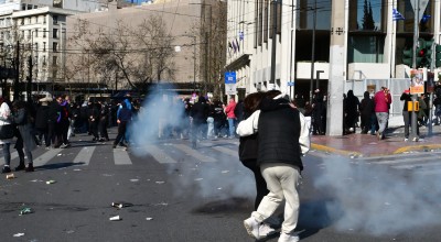 Επεισόδια στο συλλαλητήριο για τα Τέμπη στο Σύνταγμα: Δακρυγόνα και προσαγωγές