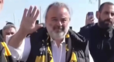Μάριος Ηλιόπουλος: Αποθέωση από οπαδούς της ΑΕΚ στην παραλία του Βόλου