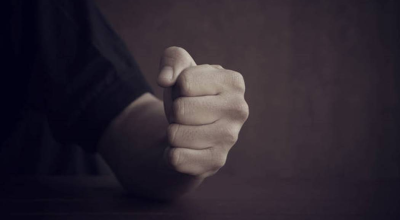 Απίστευτη κακοποίηση στη Θεσσαλονίκη: «Τη χτυπούσε με σίδερα και σκουπόξυλο»