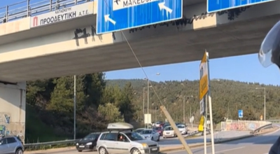 Θεσσαλονίκη: «Καβάλησε» διάζωμα για να αποφύγει μπλόκο στον Περιφερειακό