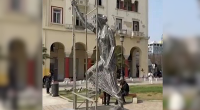 Θεσσαλονίκη: Έγραψαν «IC XC NIKA» στο γλυπτό της γυναίκας στην Αριστοτέλους