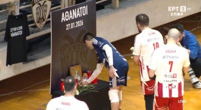 ΠΑΟΚ - Ολυμπιακός: Οι ερυθρόλευκοι κατέθεσαν λουλούδια στην μνήμη των θυμάτων του δυστυχήματος στην Ρουμανία