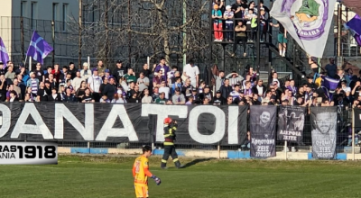 Φίλοι του ΠΑΟΚ σήκωσαν πανό «Αθάνατοι» σε ματς της Τιμισοάρα