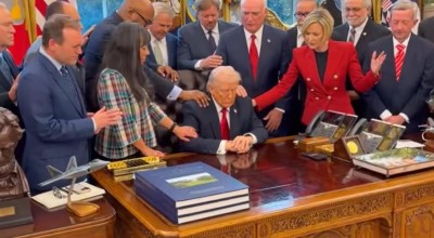 Πάστορες προσευχήθηκαν μαζί με τον Τραμπ στο οβάλ γραφείο!