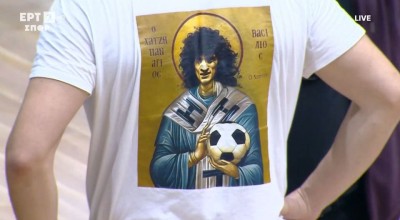 «Ο Άγιος… Χατζηπαναγής»: Το μπλουζάκι φίλου του Ηρακλή που έκλεψε την παράσταση